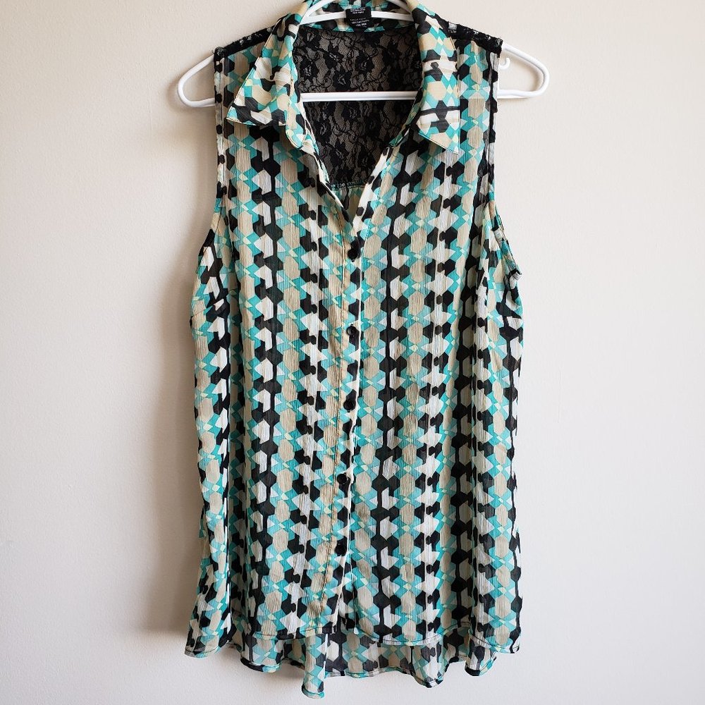 ♕2/$10 NEW DIRECTIONS Lace Sleeveless Button Top